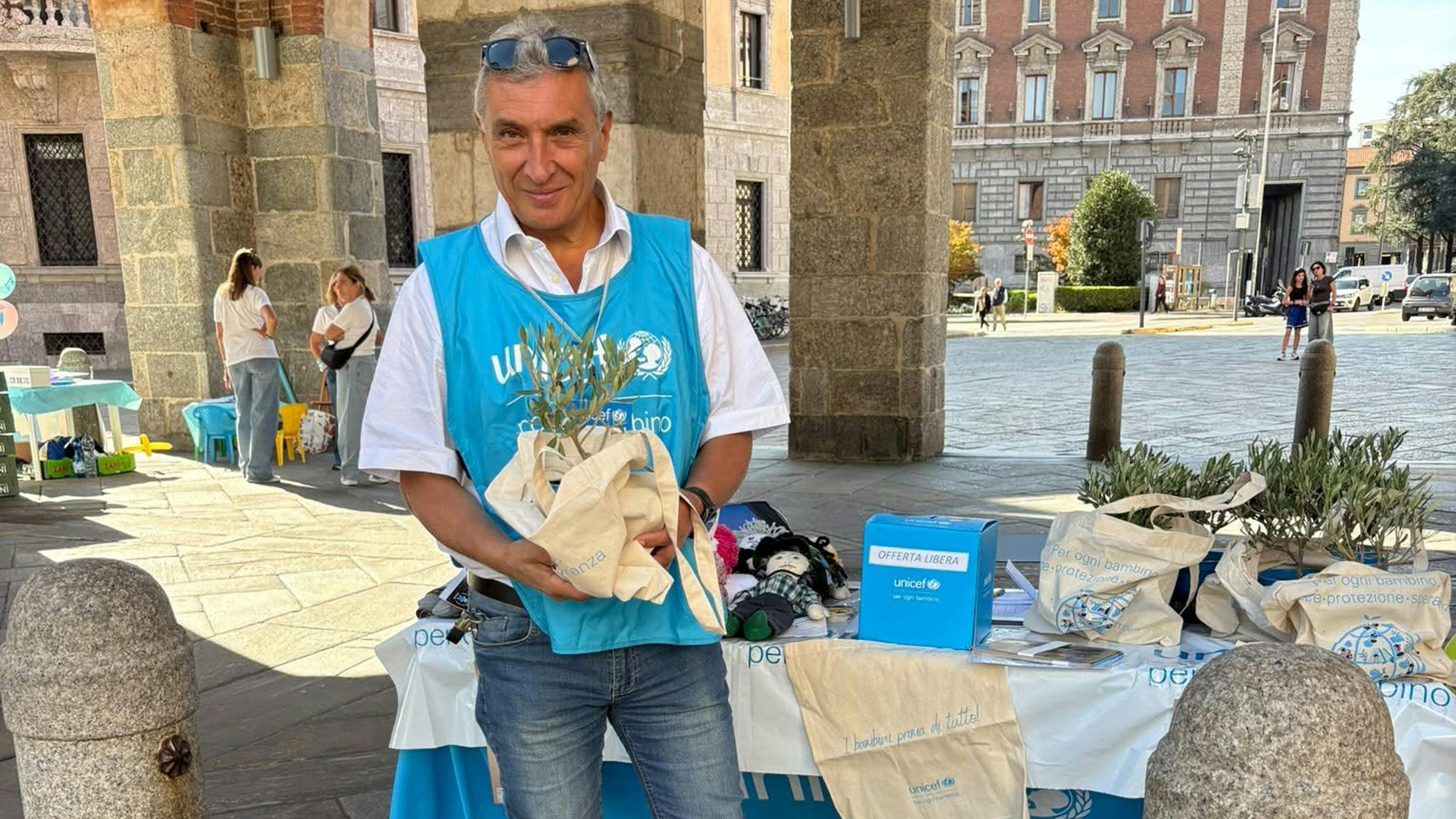 Volontario UNICEF nella città di Monza durante la campagna Ulivo UNICEF