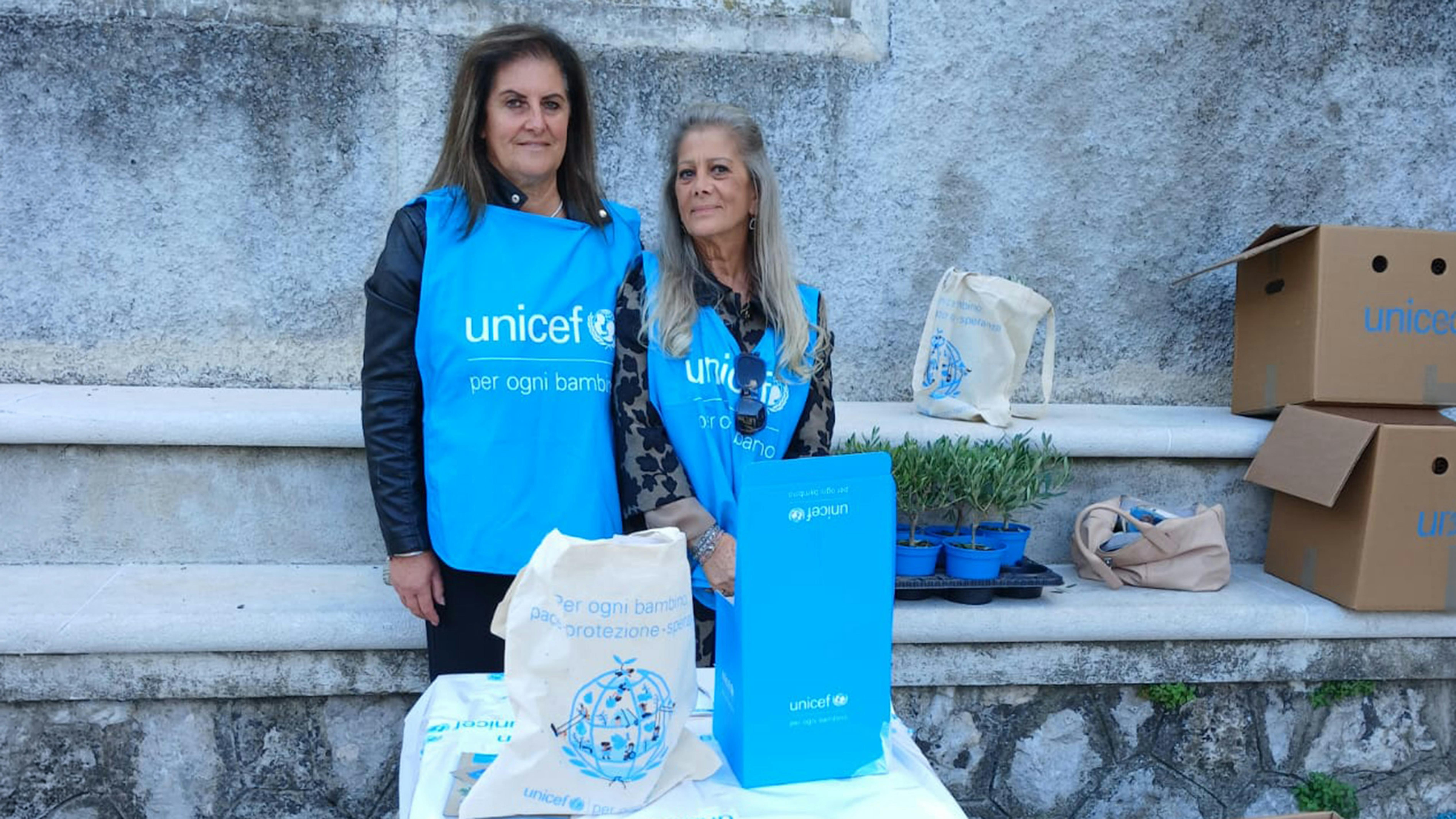 Volontarie UNICEF nella città di Sant' Angelo le Fratte durante la campagna Ulivo UNICEF