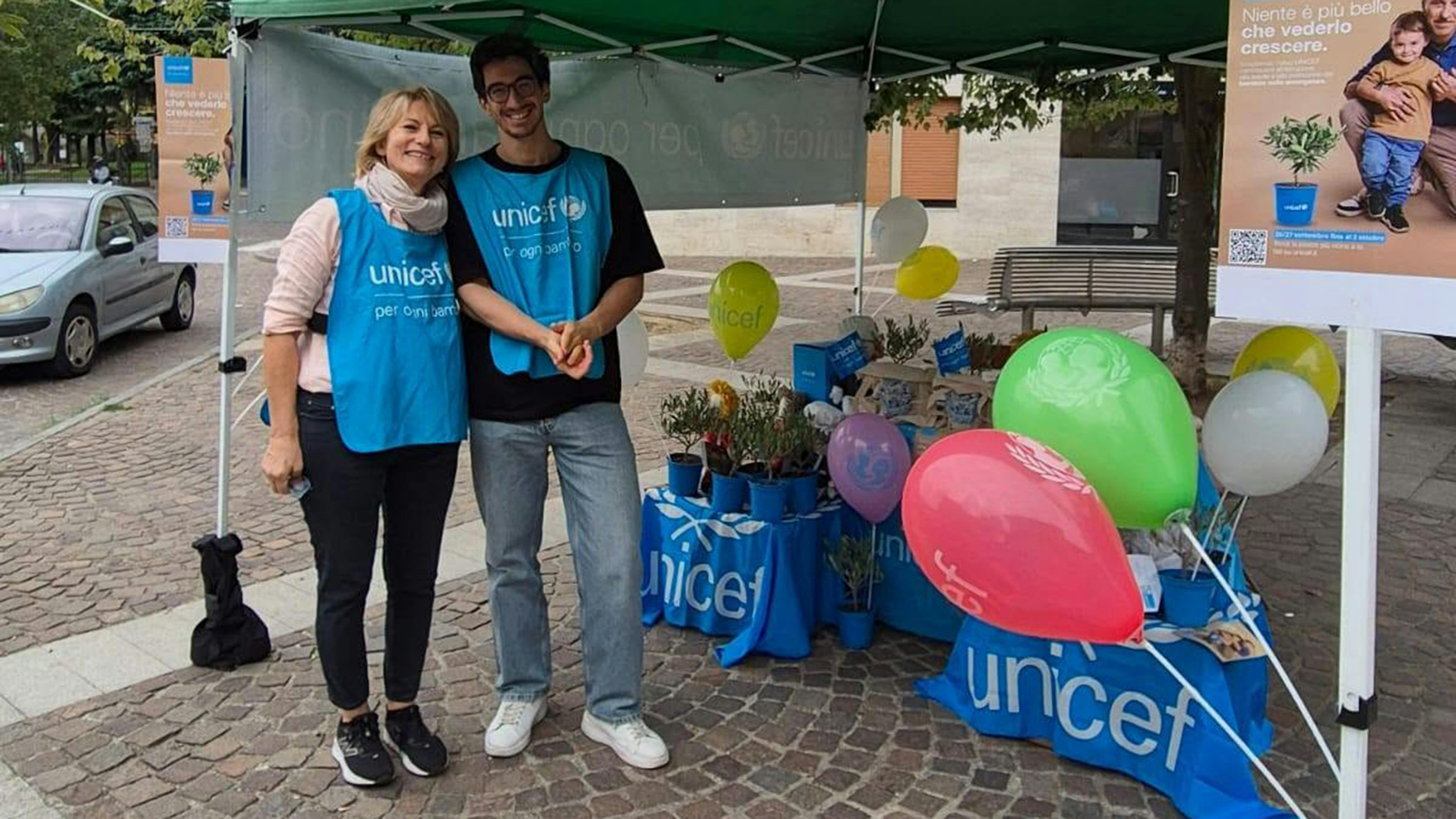 Volontari UNICEF nella città di Monza durante la campagna Ulivo UNICEF