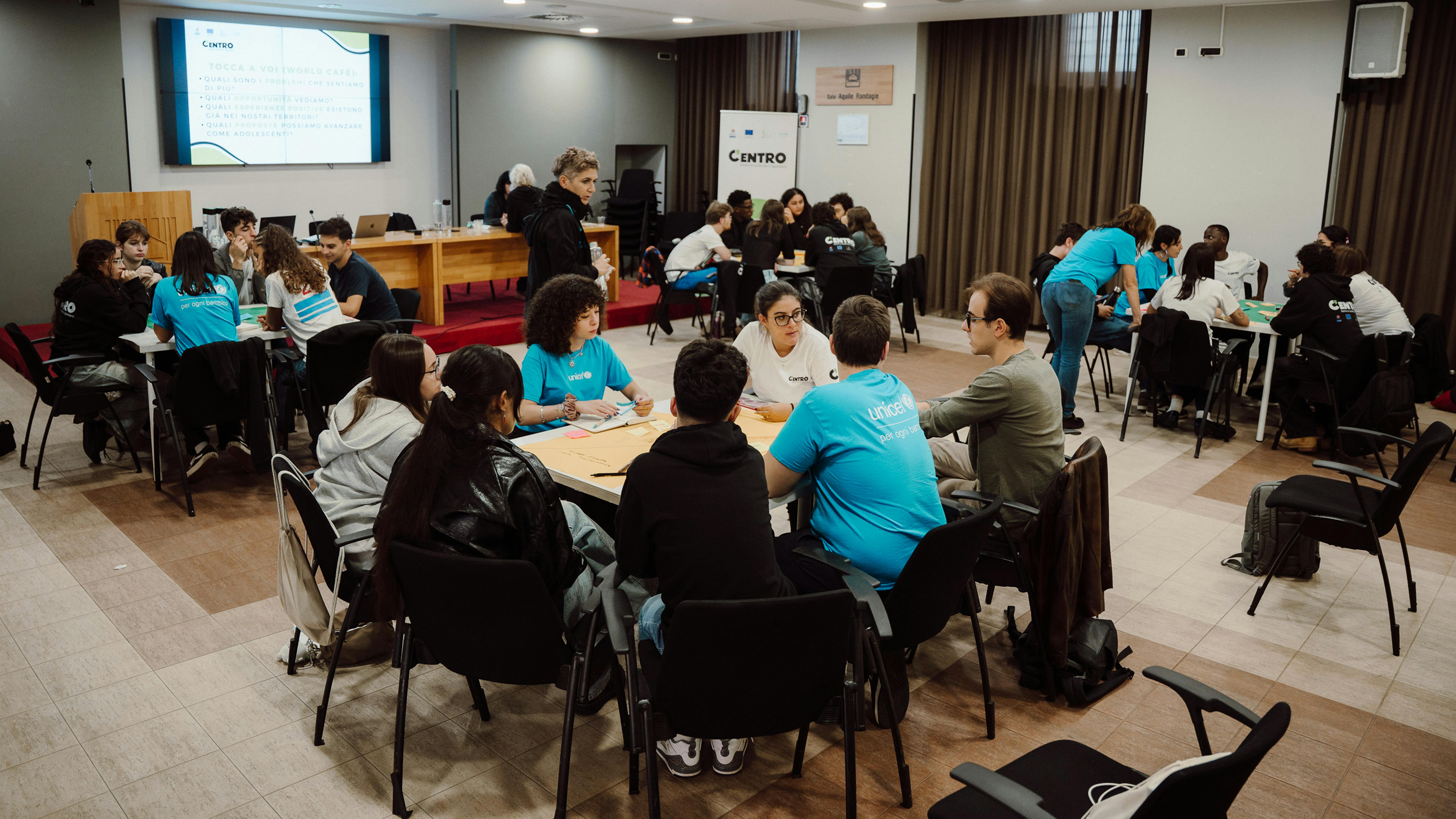I tavoli di lavoro nel corso del lancio di C’Entro