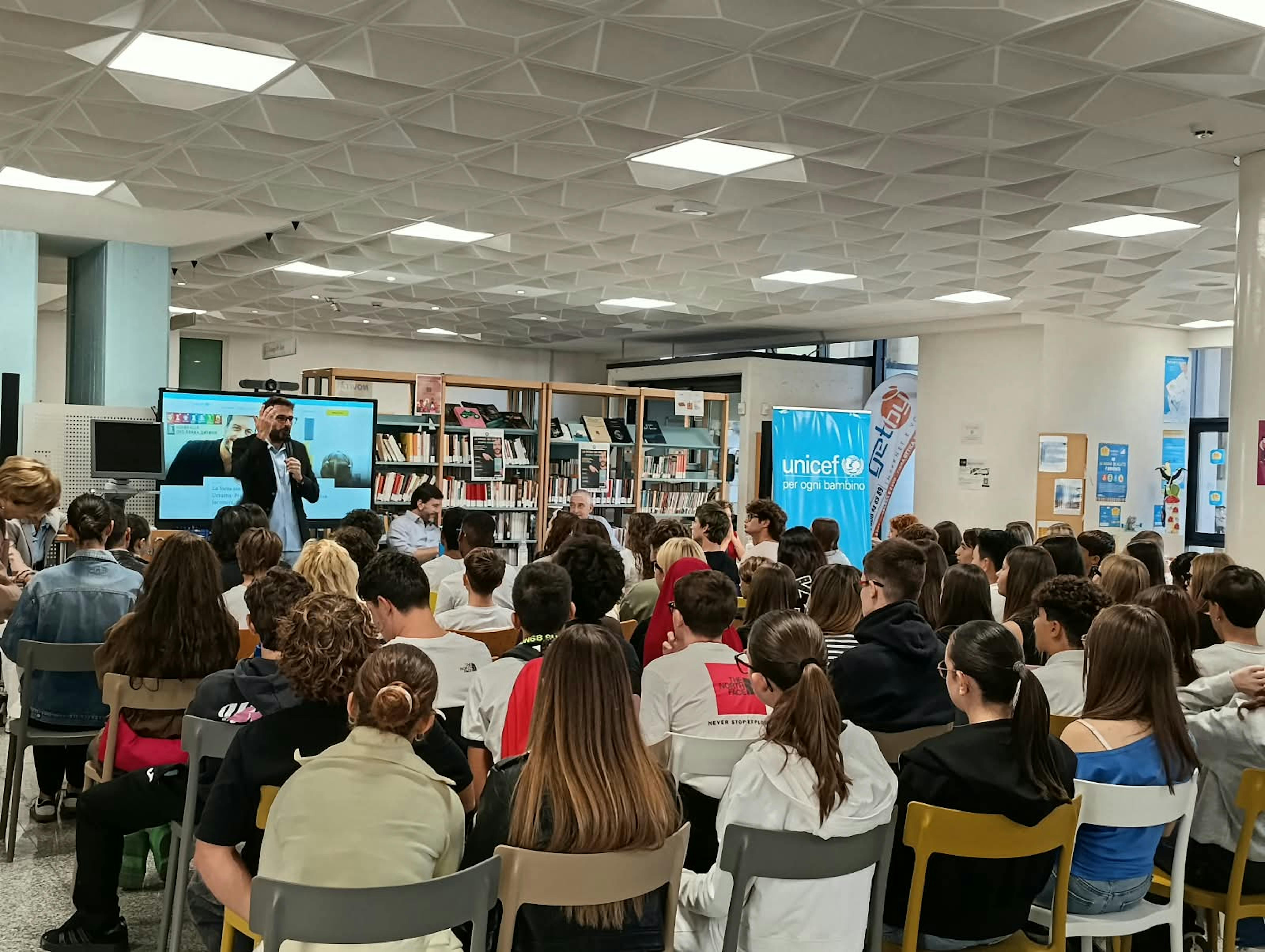 Gli studenti presenti alla presentazione dl libro a San Benedetto del Tronto