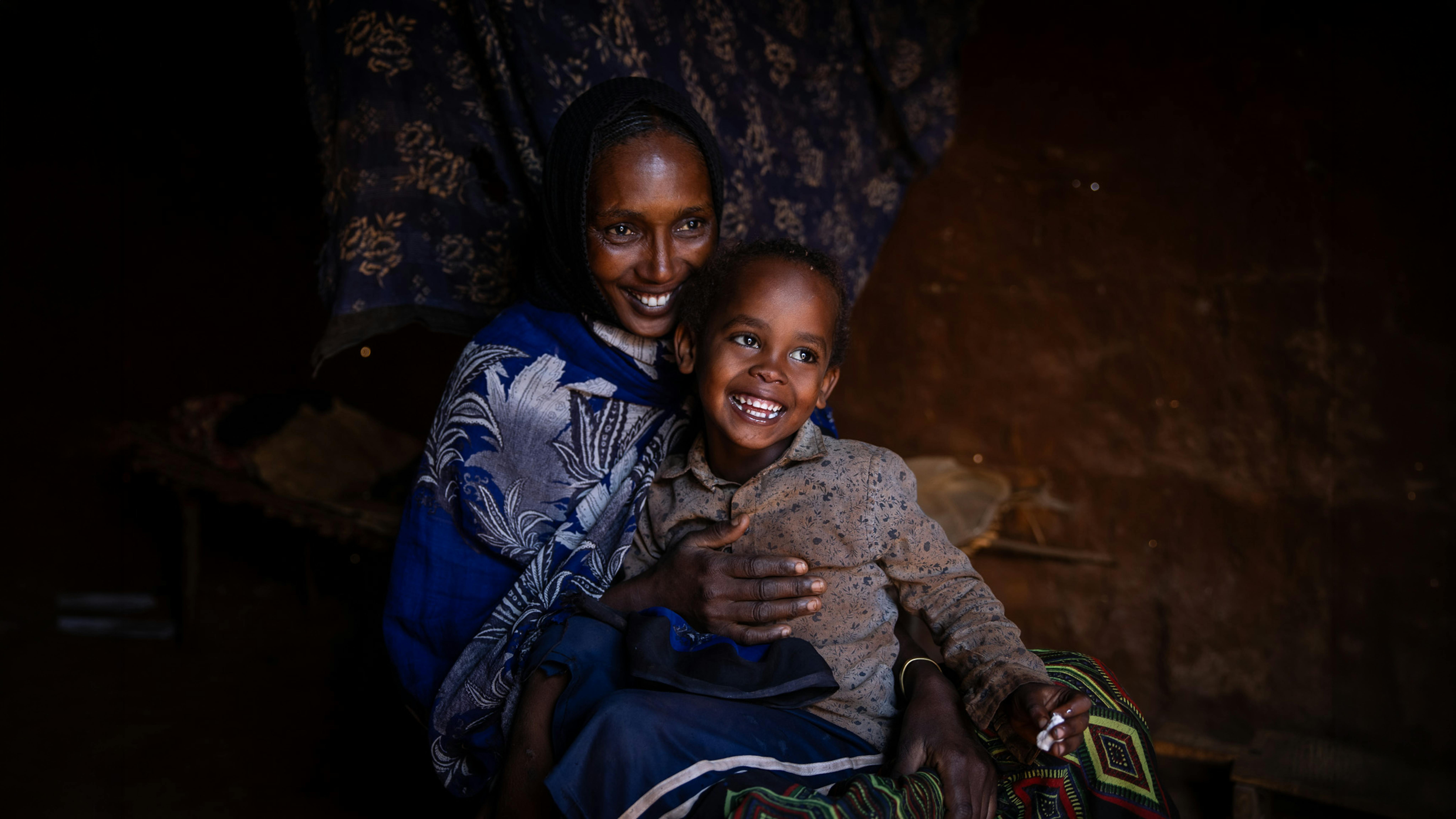 Etiopia, Derara, 7 anni, e sua madre, Kabale Molu Godana, nel rifugio temporaneo della famiglia, colpita dalla siccità.