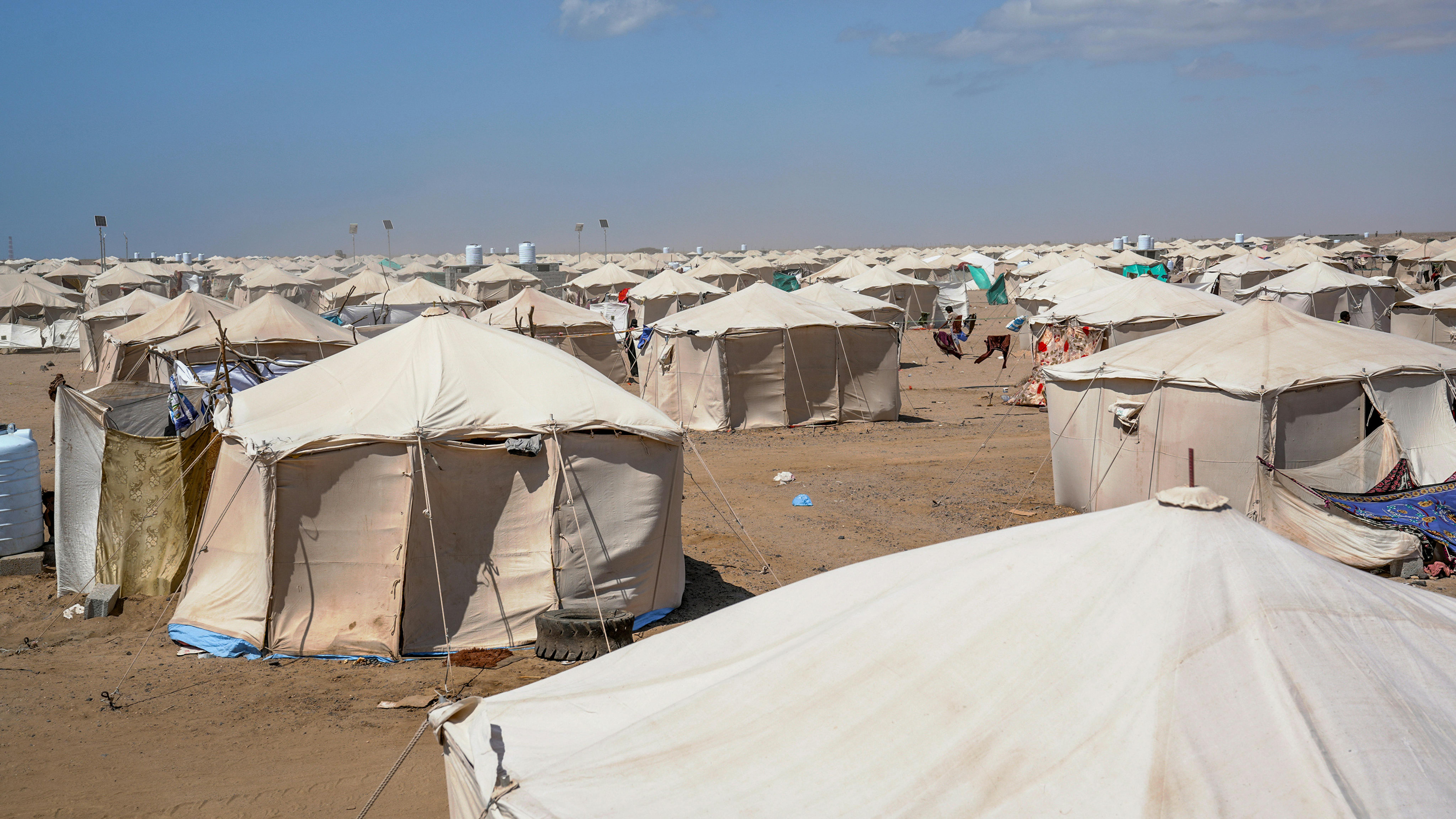 Yemen: file di tende si estendono fino all’orizzonte nel campo di Al-Firdous, ad Aden, che ospita famiglie sfollate interne