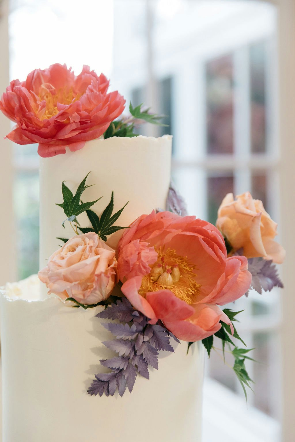 Colourful flowers on wedding cakes 