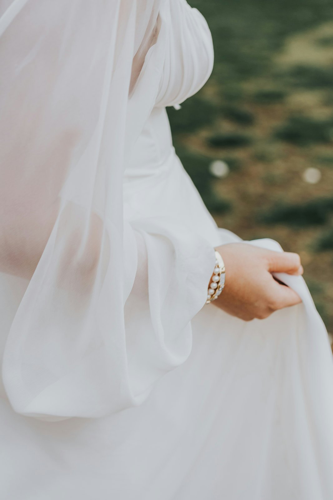 Bride wearing a pearl bracelet
