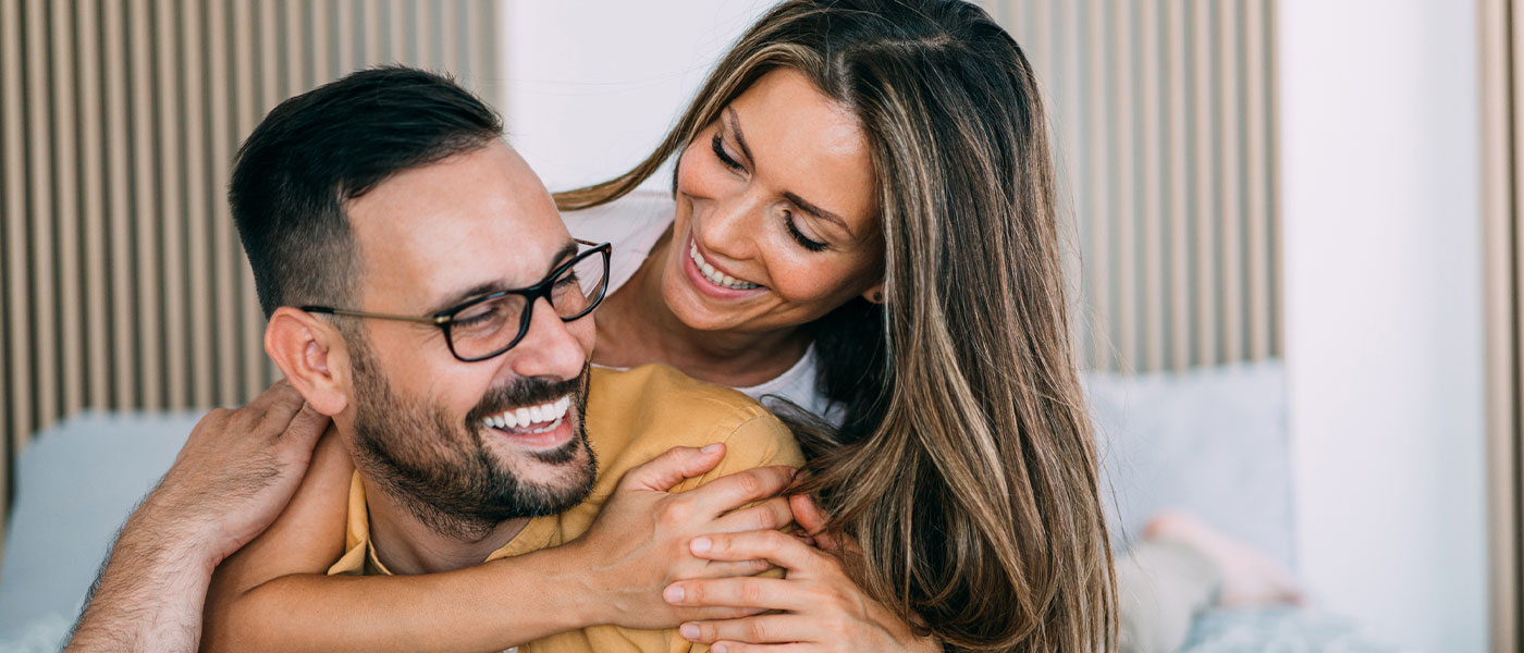 couple hugging after ED treatment from Genesis Lifestyle Medicine