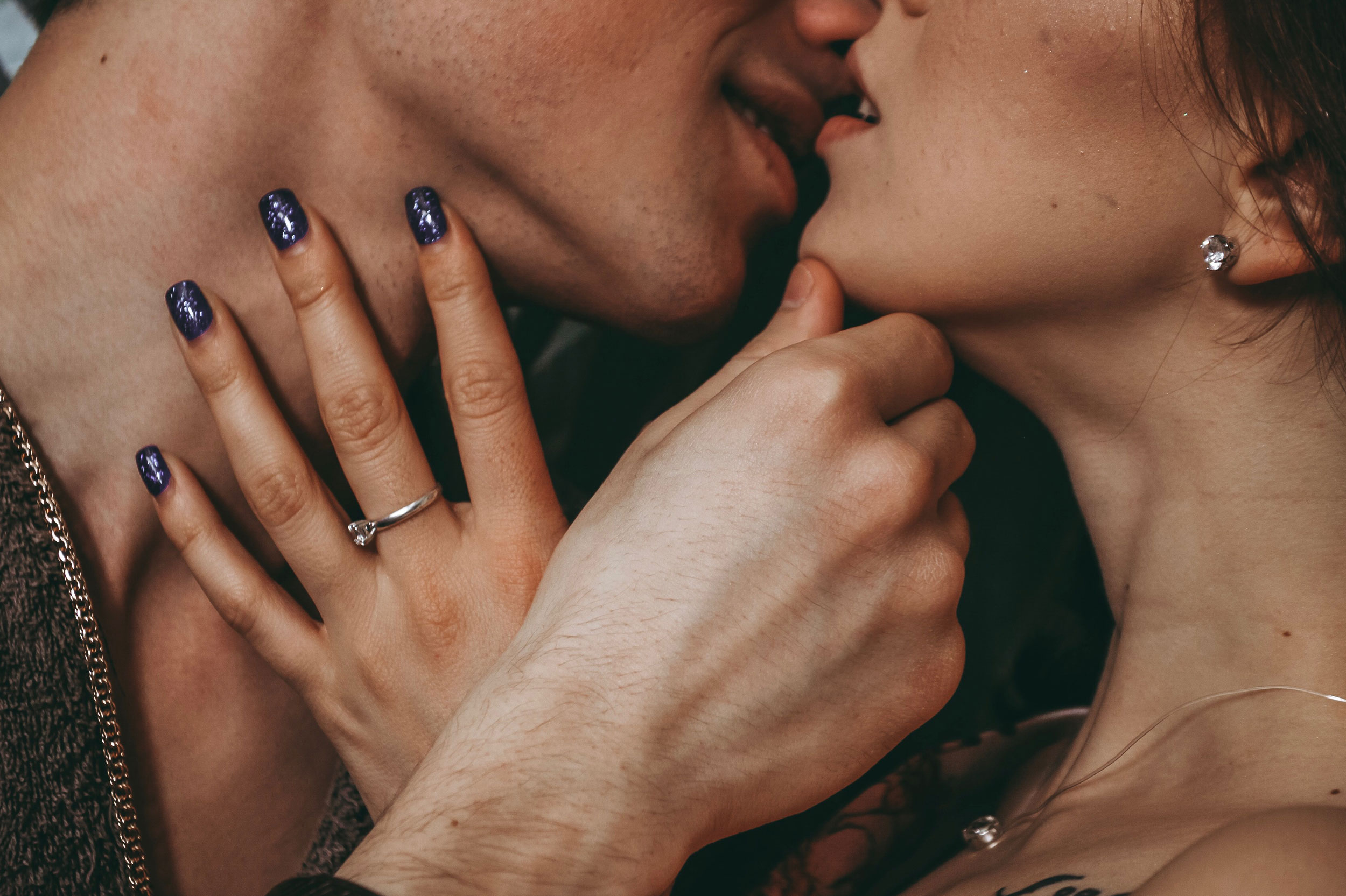 Happy couple kissing after P-Long treatment at Genesis Lifestyle Medicine.