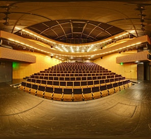 Divadlo Reduta (NdB) - budova - pohled zevnitř - hlediště 2. Na webu Colosseum ticket naleznete program představení s termíny a můžete nakoupit vstupenky online do všech budov Nd Brno.