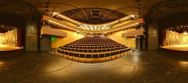 Divadlo Reduta (NdB) - budova - pohled zevnitř - hlediště 2. Na webu Colosseum ticket naleznete program představení s termíny a můžete nakoupit vstupenky online do všech budov Nd Brno.