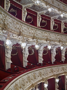 Státní opera v Praze - interiér budovy - balkony hlediště. Státní opera v Praze je jedna z divadelních budov, které patří pod Národní divadlo.