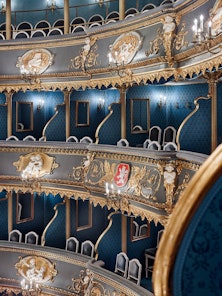 Stavovské divadlo - interiér budovy - hlediště - balkony. Stavovské divadlo je jedna z divadelních budov, které patří pod Národní divadlo.