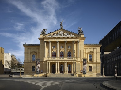 Státní opera - exteriér budovy. Státní opera v Praze je jedna z divadelních budov, které patří pod Národní divadlo.