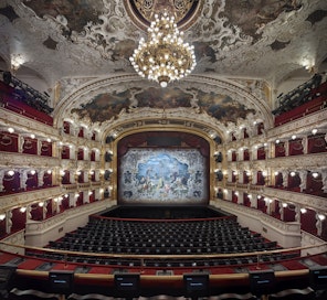 Státní opera v Praze - interiér budovy - podium a hlediště. Státní opera v Praze je jedna z divadelních budov, které patří pod Národní divadlo.