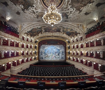 Státní opera v Praze - interiér budovy - podium a hlediště. Státní opera v Praze je jedna z divadelních budov, které patří pod Národní divadlo.