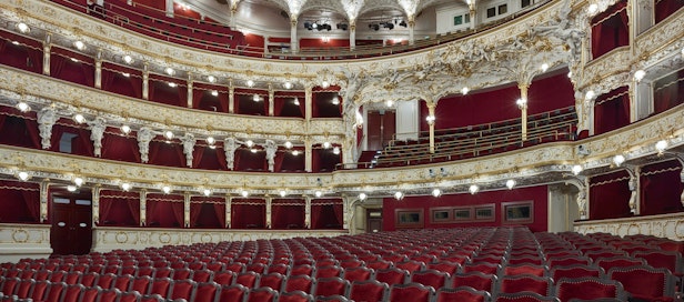 Státní opera v Praze - interiér budovy - hlediště. Státní opera v Praze je jedna z divadelních budov, které patří pod Národní divadlo.