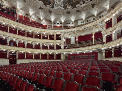 Státní opera v Praze - interiér budovy - hlediště. Státní opera v Praze je jedna z divadelních budov, které patří pod Národní divadlo.