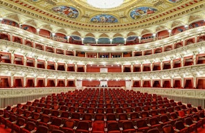 Mahenovo divadlo (NdB) - budova - pohled zevnitř - hlediště. Na webu Colosseum ticket naleznete program představení s termíny a můžete nakoupit vstupenky online do všech budov Nd Brno.