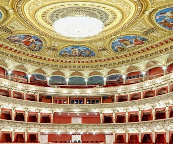 Mahenovo divadlo (NdB) - budova - pohled z vnitř - hlediště 2. Na webu Colosseum ticket naleznete program představení s termíny a můžete nakoupit vstupenky online do všech budov Nd Brno.