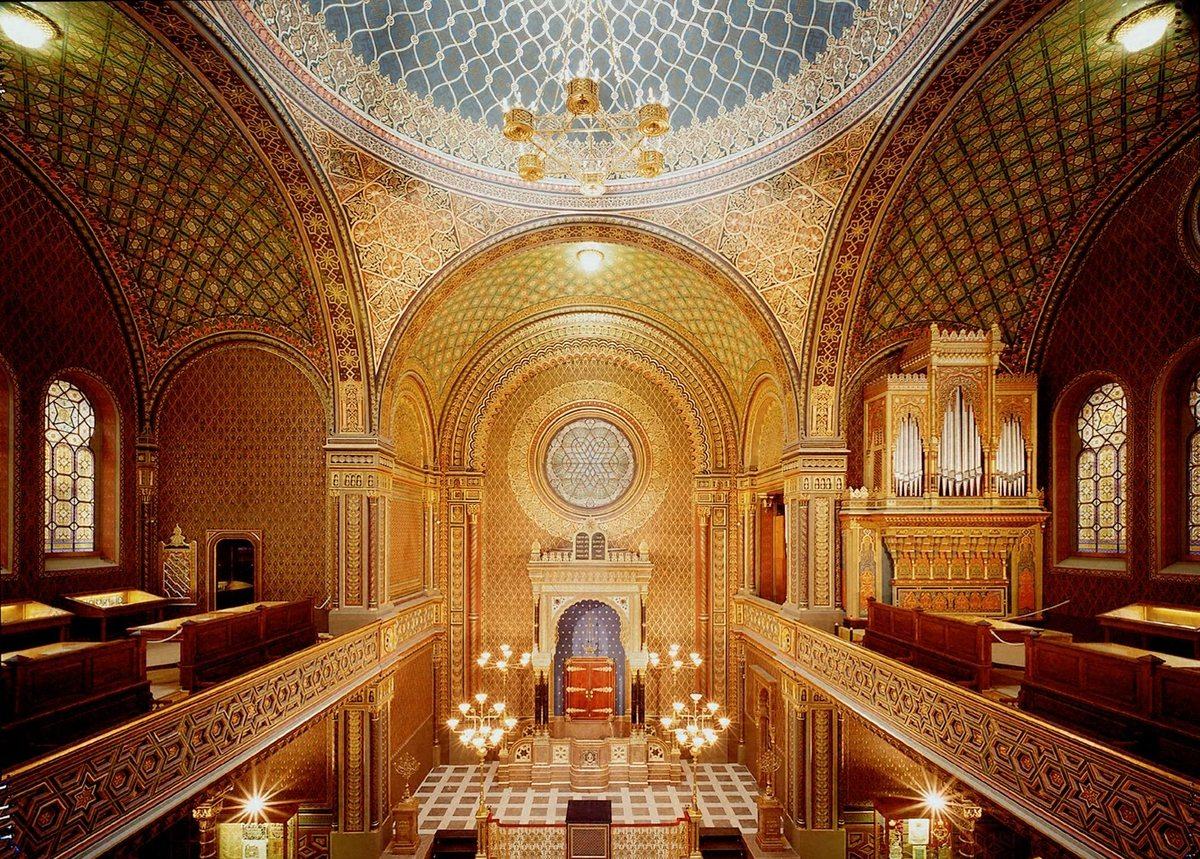 Interiér Španělské synagogy v maurském stylu, ve kterém můžete shlédnout řadu unikátních koncertů. Program a vstupenky si můžete projít na Colosseumticket.