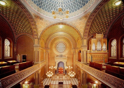 Interiér Španělské synagogy v maurském stylu, ve kterém můžete shlédnout řadu unikátních koncertů. Program a vstupenky si můžete projít na Colosseumticket.