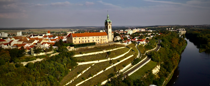 Kulturní akce v Mělníku na nádvoří barokního zámku Mělník. Na programu pro rok 2022 naleznete vstupenky na muzikál Noc na Karlštejně, divadlo a koncert Marian Vojtka.