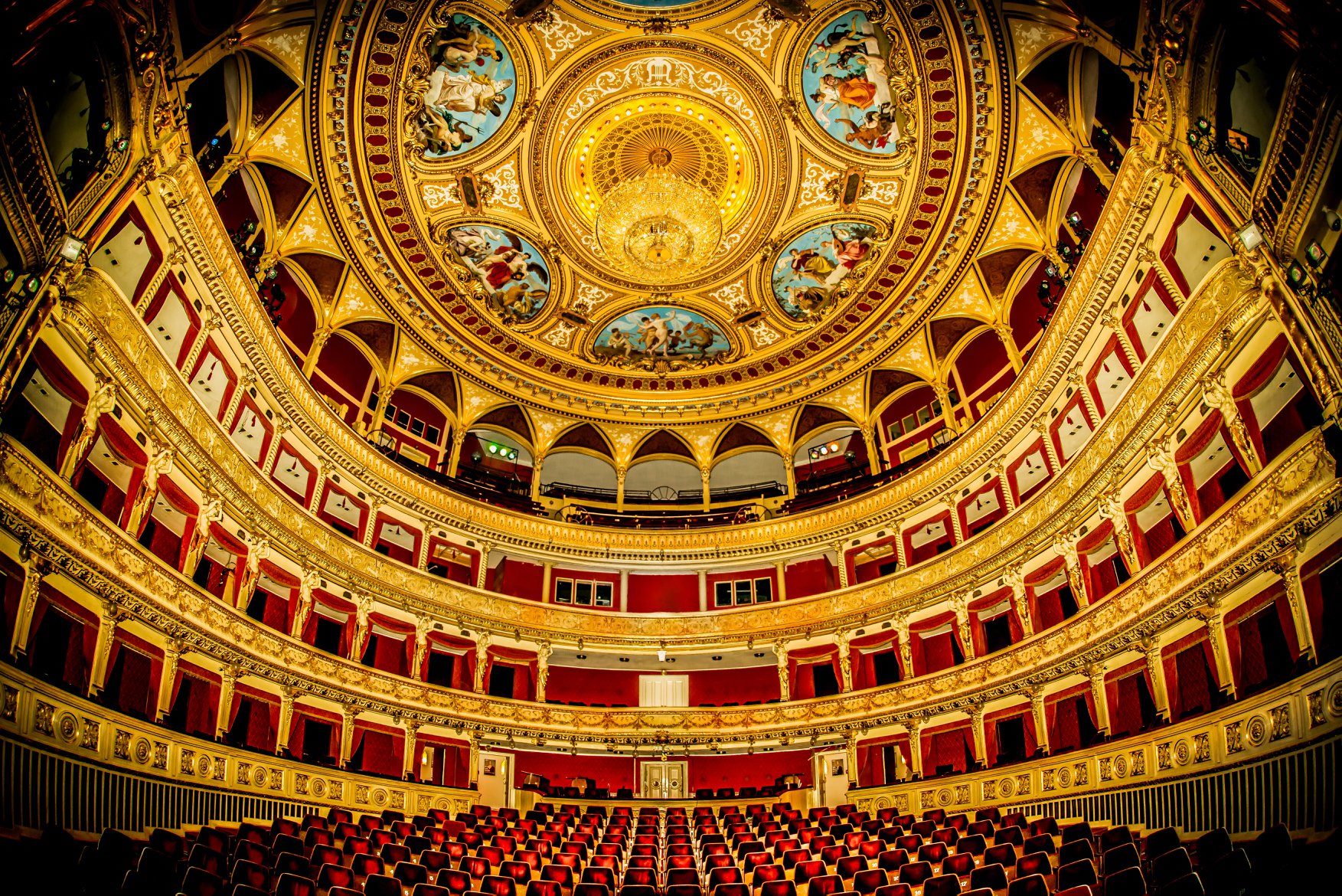 Bohuslav Martinů: Divadlo za bránou