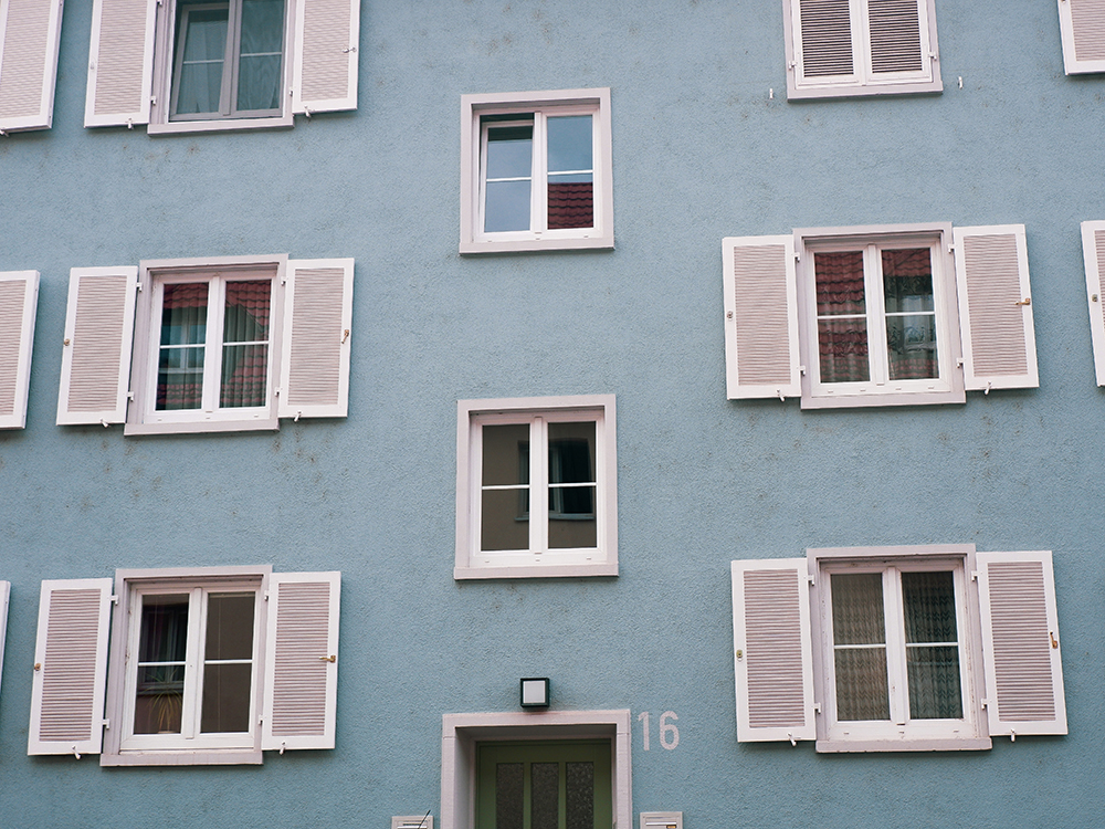 Menschen, die hinter Gardinen starren: Your Mitbürger Is Watching You