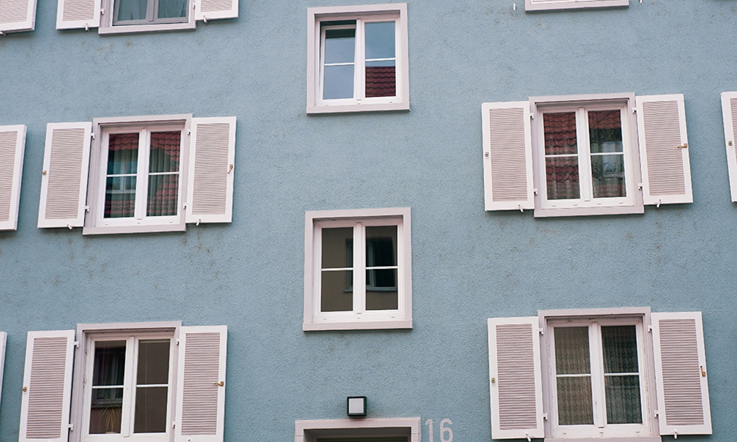 Menschen, die hinter Gardinen starren: Your Mitbürger Is Watching You