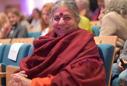 Standing Ovation für Vandana Shiva in Mals