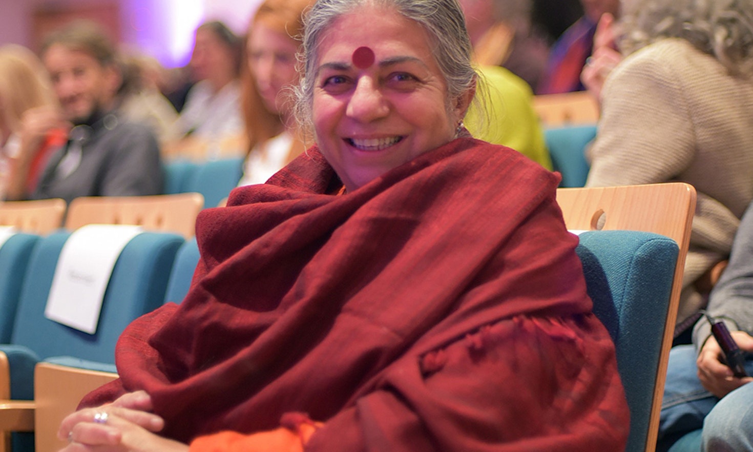 Standing Ovation für Vandana Shiva in Mals