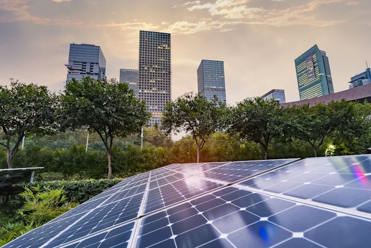 Dieci anni dopo Parigi: dove va la transizione energetica?