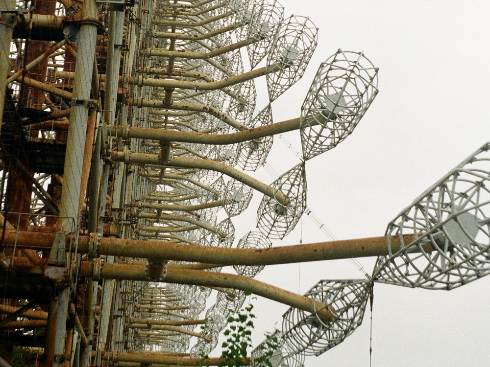 Die Duga war eine sowjetische Über-Horizont-Radaranlage, die als Teil des sowjetischen Raketenabwehrsystems eingesetzt wurde. Direkt neben dem beschädigten Kernkraftwerk von Tschernobyl gelegen, ist die Duga ein Symbol für zwei Katastrophen gleichzeitig: die nukleare Katastrophe und den schlussendlich abgewendeten Kalten Krieg.