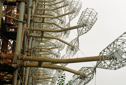 Die Duga war eine sowjetische Über-Horizont-Radaranlage, die als Teil des sowjetischen Raketenabwehrsystems eingesetzt wurde. Direkt neben dem beschädigten Kernkraftwerk von Tschernobyl gelegen, ist die Duga ein Symbol für zwei Katastrophen gleichzeitig: die nukleare Katastrophe und den schlussendlich abgewendeten Kalten Krieg.