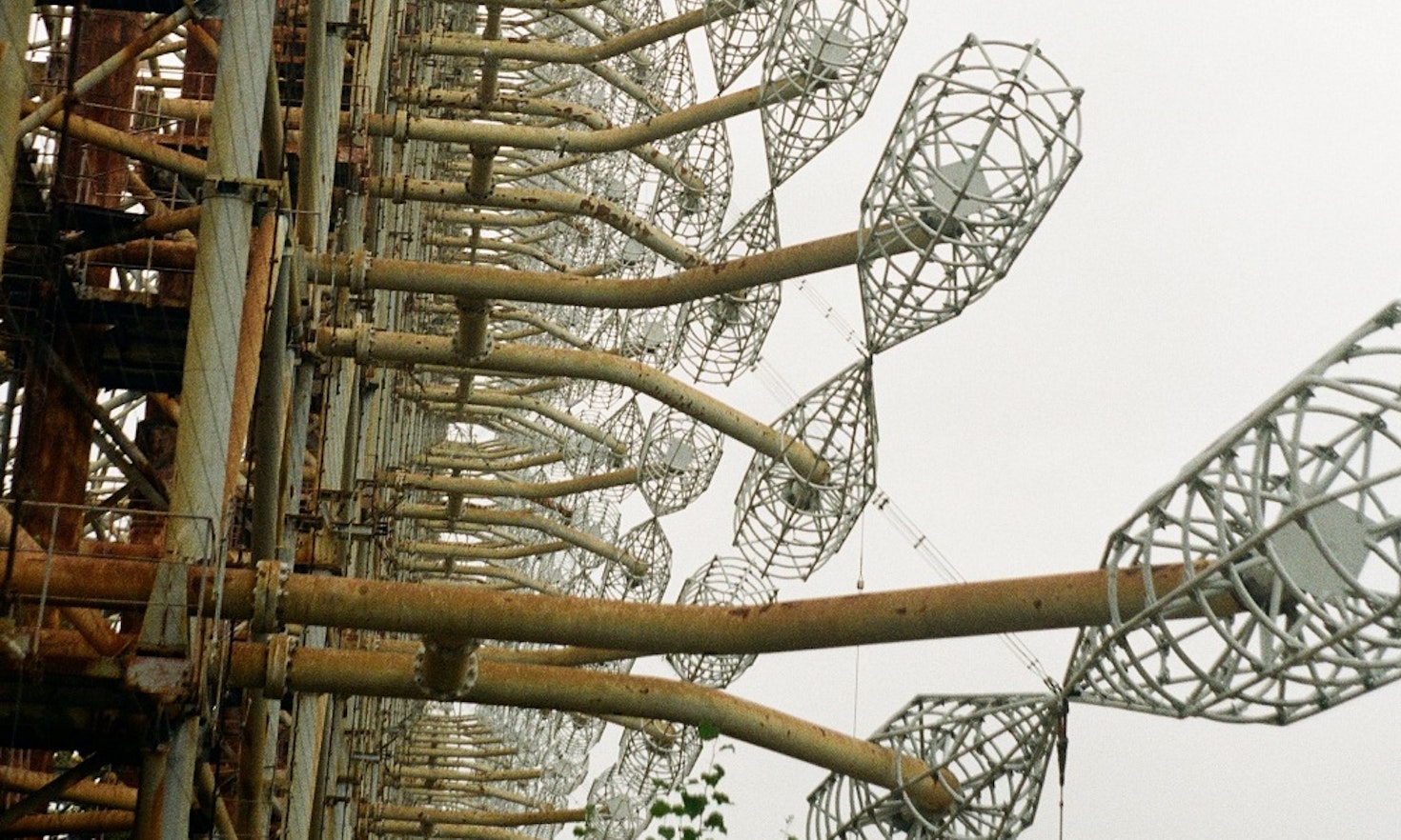 Die Duga war eine sowjetische Über-Horizont-Radaranlage, die als Teil des sowjetischen Raketenabwehrsystems eingesetzt wurde. Direkt neben dem beschädigten Kernkraftwerk von Tschernobyl gelegen, ist die Duga ein Symbol für zwei Katastrophen gleichzeitig: die nukleare Katastrophe und den schlussendlich abgewendeten Kalten Krieg.