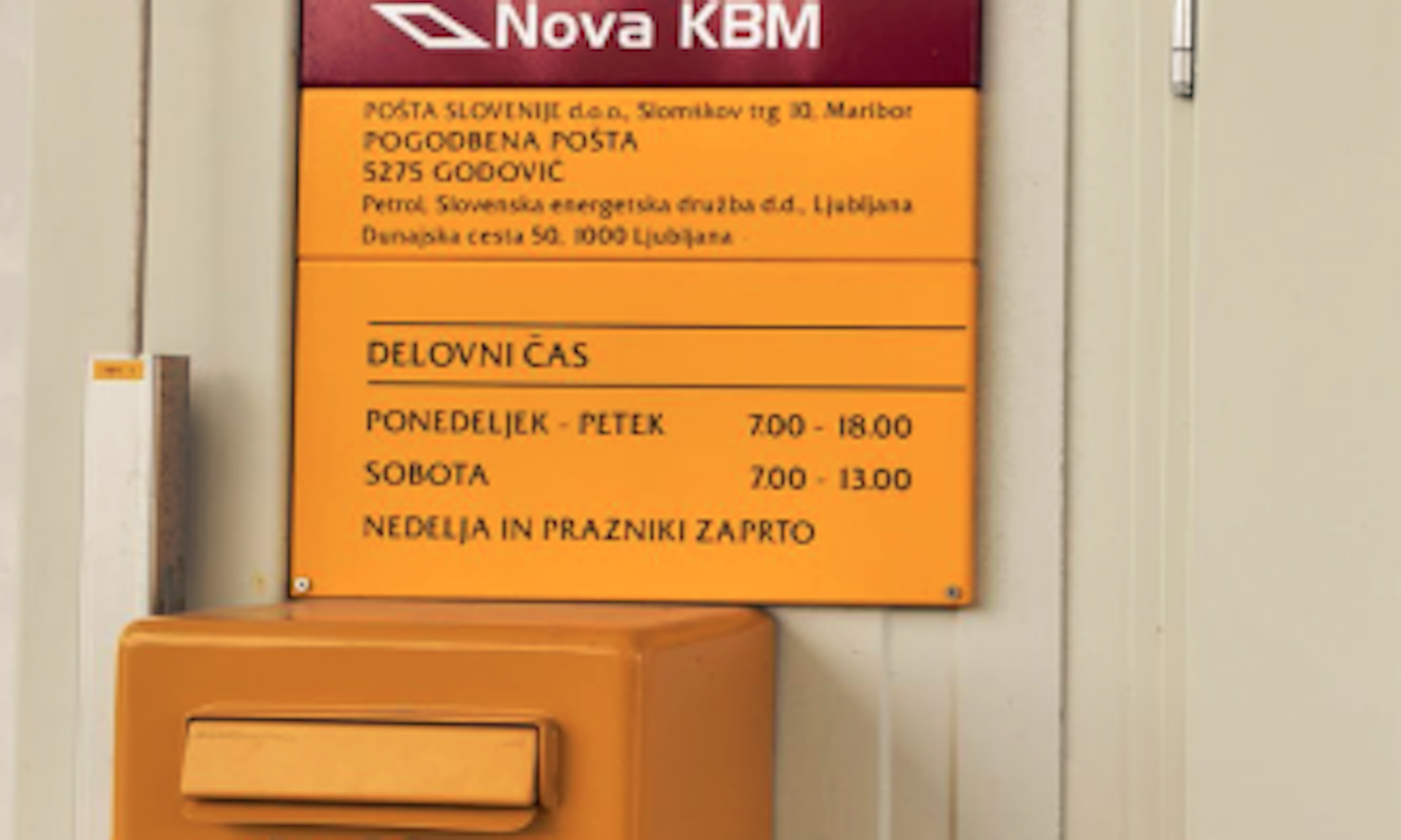 Post in einer Tankstelle