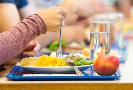 Mensatisch mit Essen und Gast