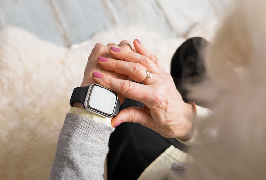 Anziani tra smartwatch e assistenti robot