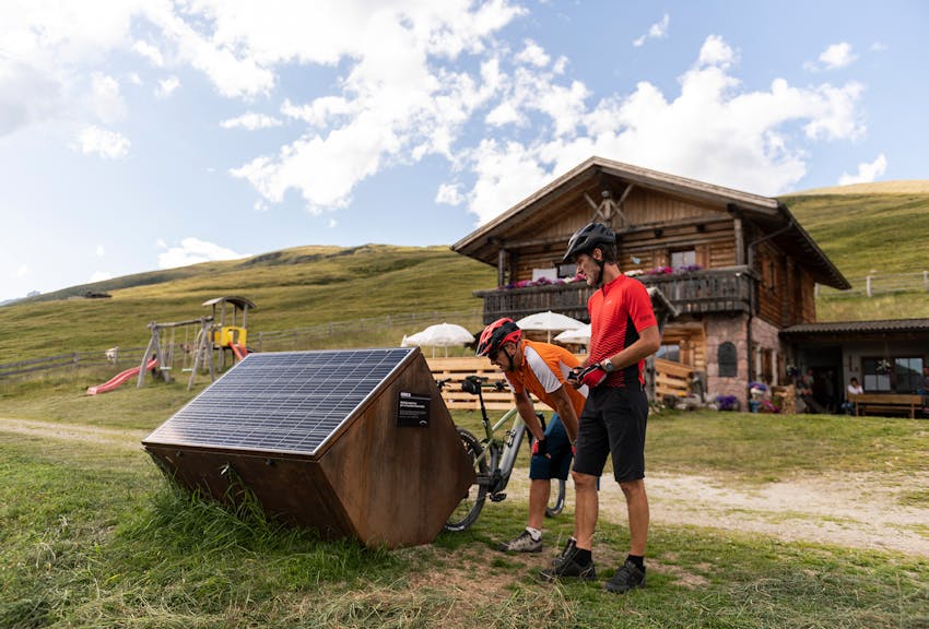 Neue „grüne Ladestationen“ für E-Bikes auf Berghütten