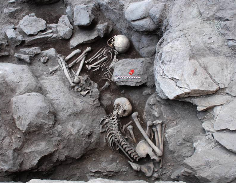  The father, son and infant found in a prehistoric tomb