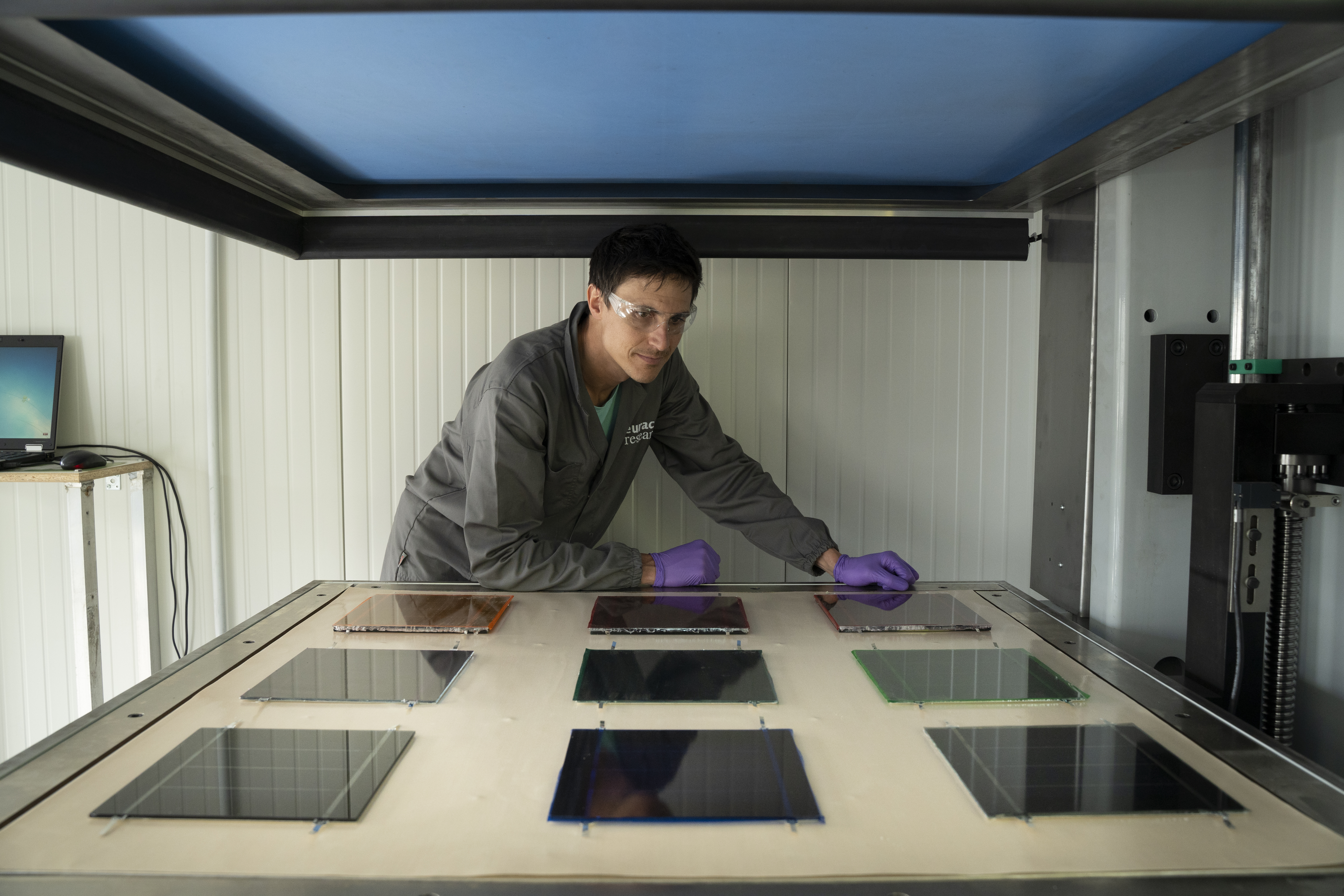 Photovoltaikmodule in verschiedenen Farben, frisch aus dem Laminiergerät.