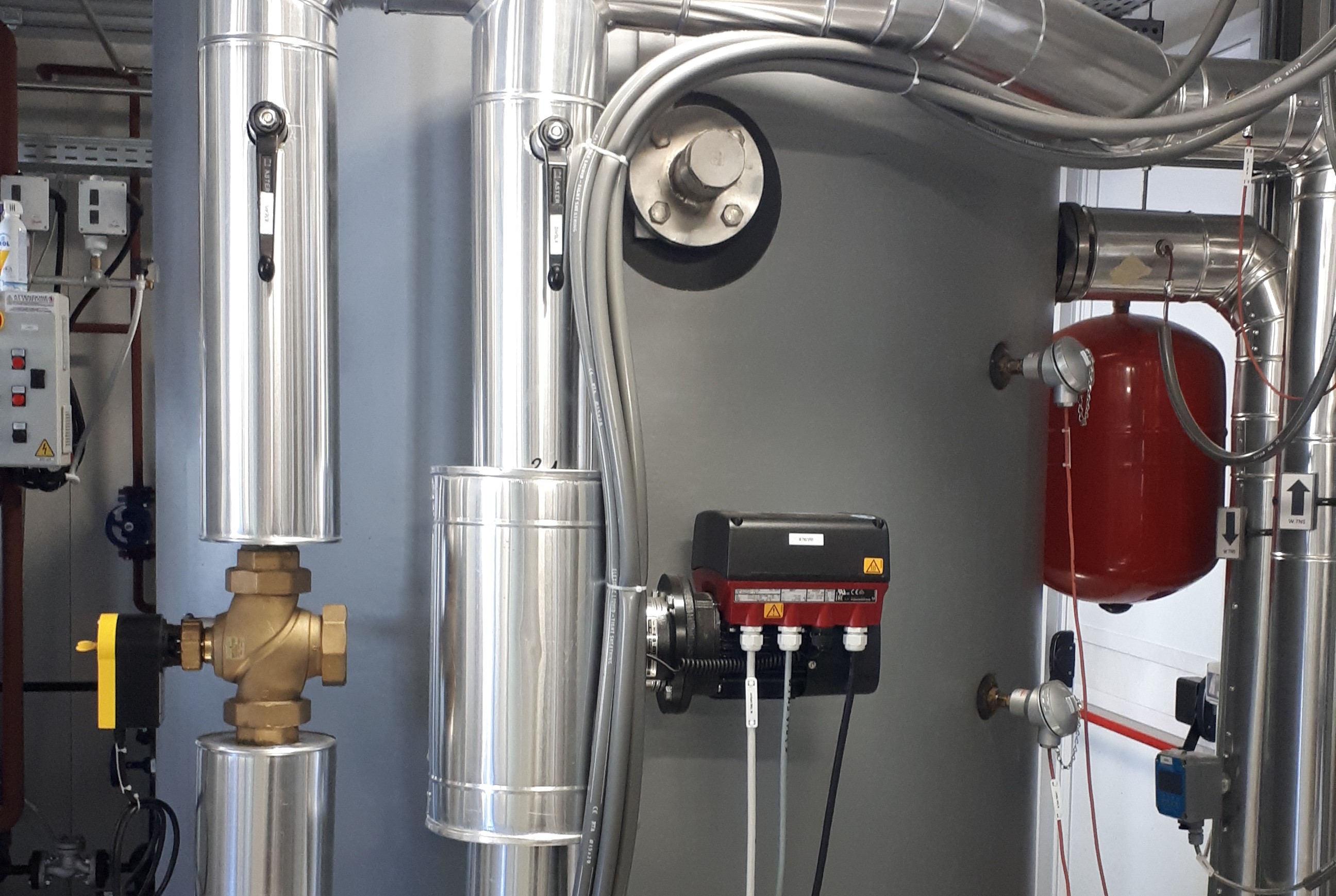 Stratified water storage tanks