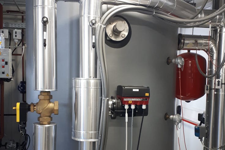 Stratified water storage tanks