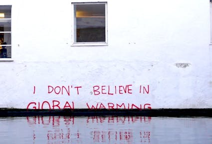 "I don't believe in Global Warming": Ein Graffiti von Banksy, halb im Wasser versunken