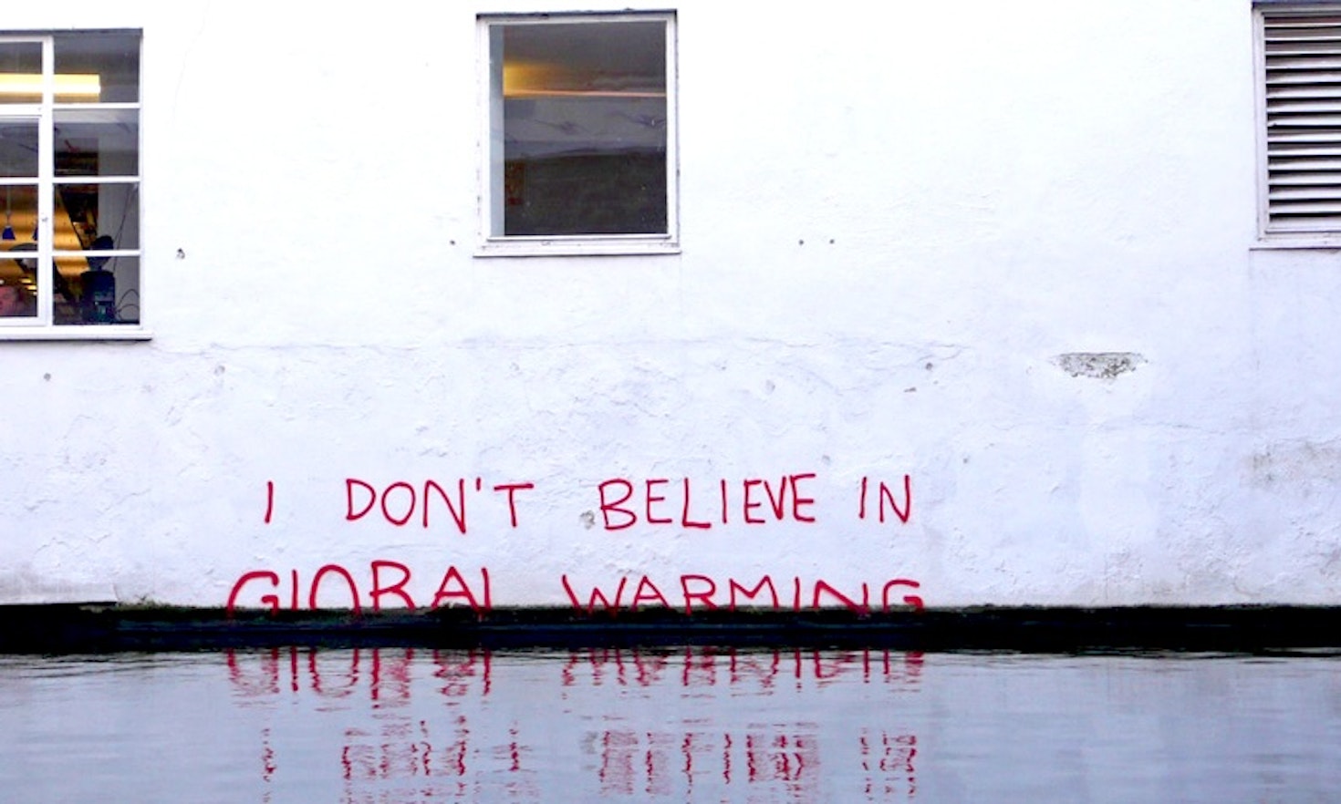 "I don't believe in Global Warming": Ein Graffiti von Banksy, halb im Wasser versunken