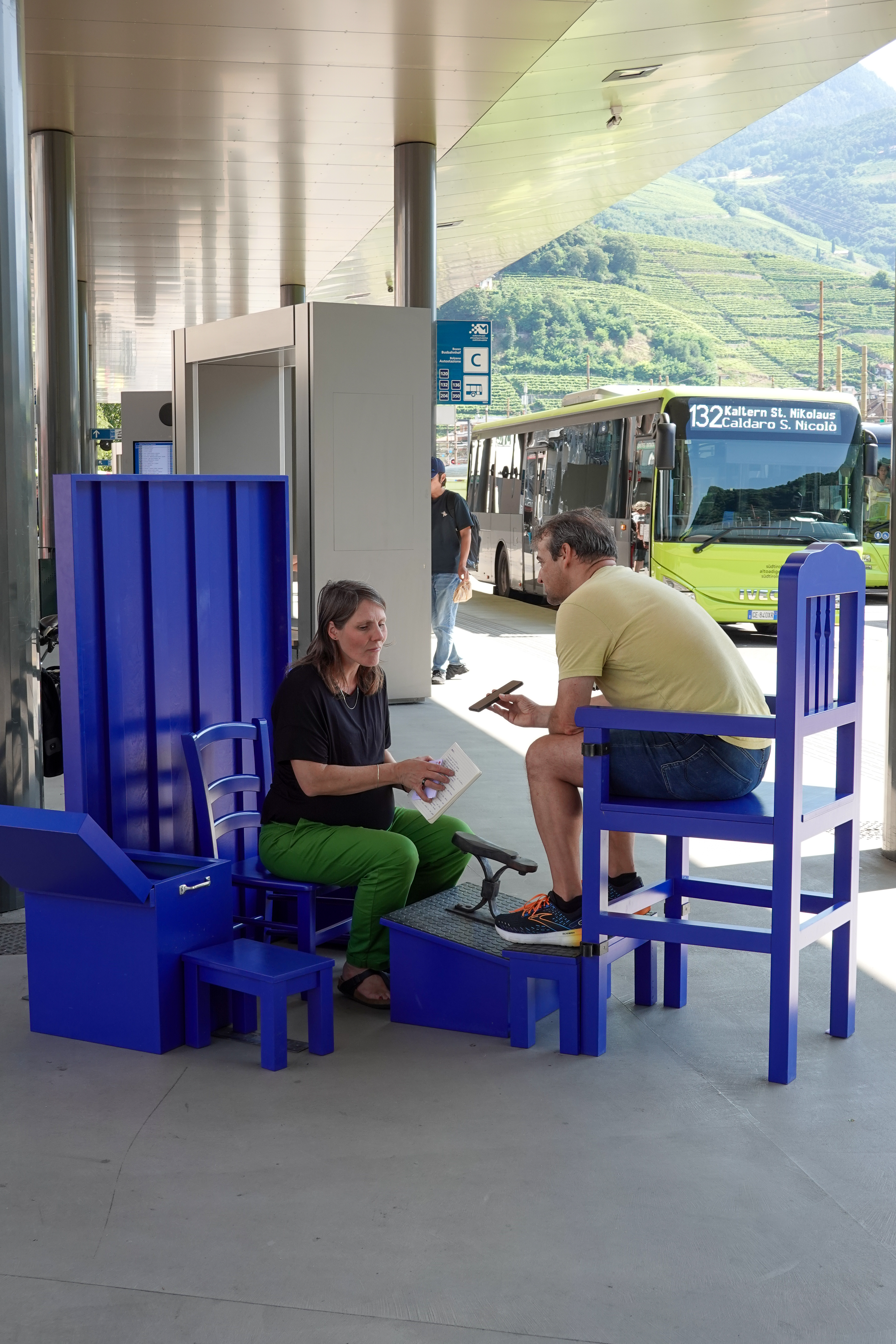 Ein „Ratscher” am Bozner Busbahnhof