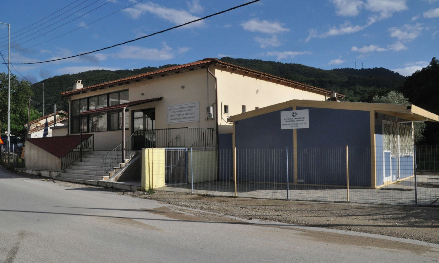 The village is a center of the Pomaks. They speak a South Slavic language closely related to Bulgarian and are of Muslim faith - one of the three groups that make up the Muslim minority in Greece. The children in this kindergarten are only looked after in Greek - which hardly any of the children in the village speak.