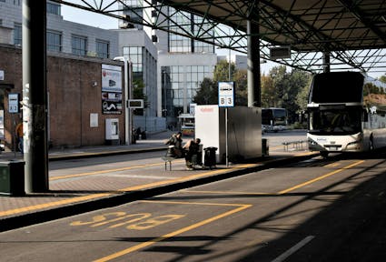 Convivenza sui Mezzi Pubblici: un Viaggio tra Integrazione e Confini Invisibili