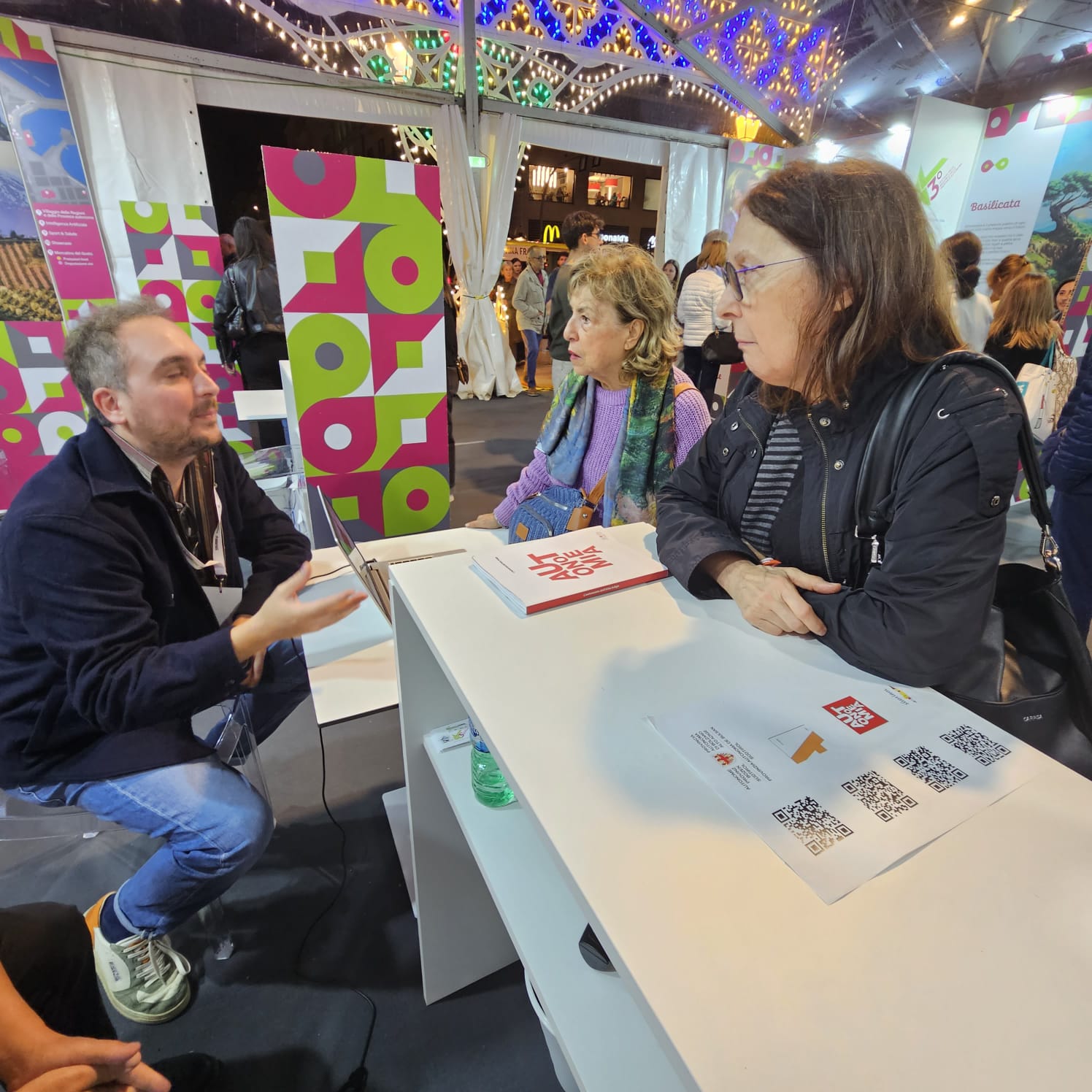 Mattia Zeba spricht mit den Besuchern am Stand von Südtirol am Festival in Bari