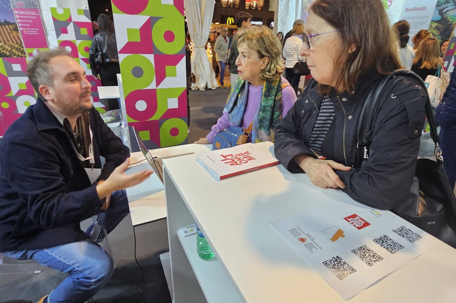 Mattia Zeba spricht mit den Besuchern am Stand von Südtirol am Festival in Bari