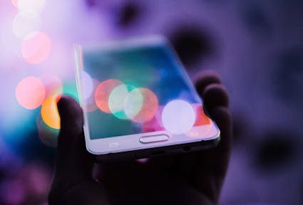 Zwischen Orten, Zeiten und Bildschirmen: Wie Smartphones Geflüchteten helfen, ihre Welt zusammenzuhalten